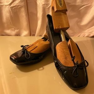 STUART WEITZMAN Women Black Patent Leather Ballet Flat with Bows size 8 1/2